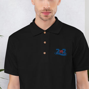 2 vs. 2 Polo-Shirt bestickt